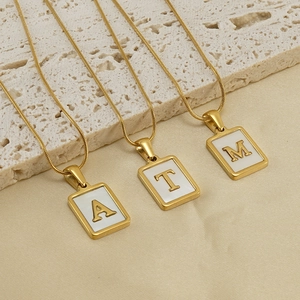Colliers minimalistes en acier doré avec pendentifs carrés lettres A, T, M sur pierre