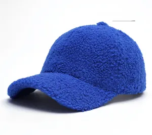 Détail de la casquette de baseball bleu roi en laine d'agneau avec polaire épaisse