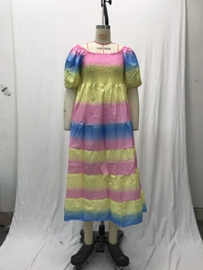 Detailansicht des Regenbogen-Maxikleides mit Stufenrock und gesmoktem elastischem Mieder
