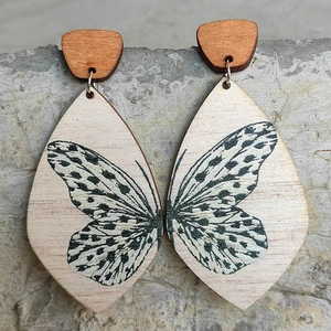 Boucles d'oreilles bohèmes en bois en forme de feuille avec motifs ailes de papillon noires
