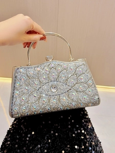 Détail de la pochette de soirée argentée avec strass brillants et anse en métal