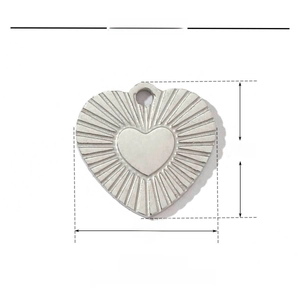 Vue détaillée des dimensions d'un pendentif cœur en acier de 12 mm avec texture rayonnante