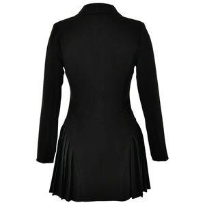 Détail de l'ourlet plissé et du dos ajusté de cette robe blazer noire à manches longues