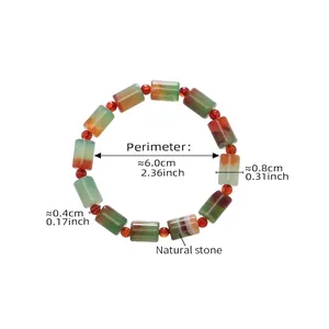Detailansicht des Natursteinarmbands mit grünen und orangen Perlen und Maßangaben