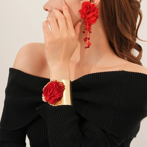 Ensemble de boucles d'oreilles fleurs rouges à pompons et bracelet manchette doré chic