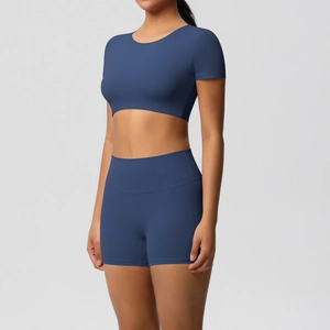 Detailansicht des dunkelblauen beidseitig gebürsteten Crop-Tops und der High-Waist-Shorts