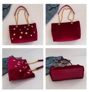 Détails du sac seau en velours bordeaux avec rivets dorés et bandoulière chaîne