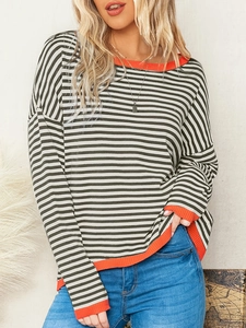 Grün-weiß gestreiftes Langarmshirt mit orangefarbenen Rippstrickbündchen und lockerem Schnitt
