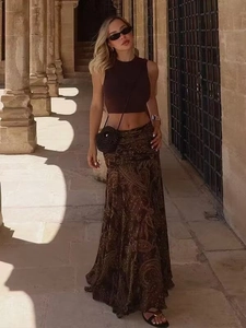 Détail d'une jupe longue taille haute à motif paisley marron et haut court assorti