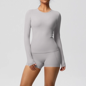 Détail de l'ensemble de yoga gris montrant les passe-pouces et la texture extensible