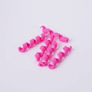 Vierer-Pack rosa Spiral-Lockenwickler für hitzefreie Locken auf weißem Hintergrund