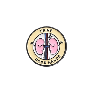 Spilla smaltata rene cartoon con scritta Urine Good Hands su distintivo tondo