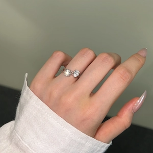 Detail shot of elegant S925 silver ring featuring round and heart-shaped cubic zirconia