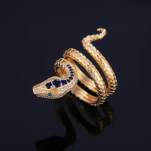 Anillo de serpiente dorado con circón azul y textura de escamas hexagonales