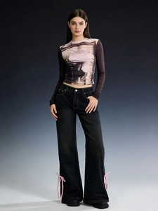 Jeans larghi da donna stile street con fiocchi rosa e top a maniche lunghe stampato