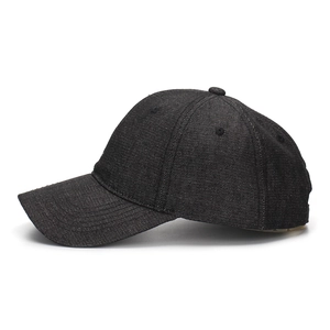 Détail de la casquette de baseball en denim délavé montrant la texture coton gris foncé