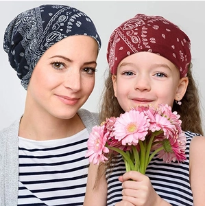 Detail der weichen Baumwollmütze mit Paisley-Muster in Navy und Burgund auf Modellen