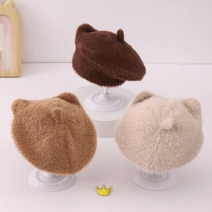 Béret en peluche pour enfants avec oreilles de chat en marron et crème pour l'hiver