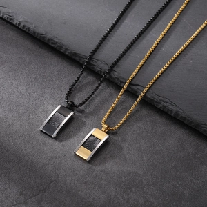 Pendentifs rectangulaires en fibre de carbone avec chaînes box en or et argent