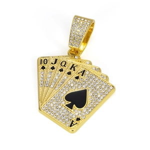 Detailopname van gouden poker hanger met fonkelende strassteentjes en zwart emaille
