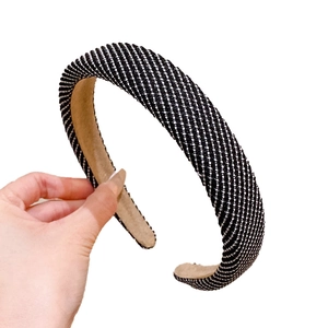 Striped wide headband with black and white texture and non-slip suede lining for women