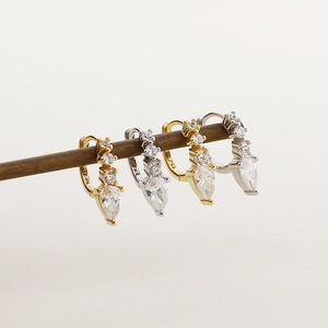 Detailansicht der S925 Silber-Ohrringe mit Tropfen-Zirkonia in Gold und Silber