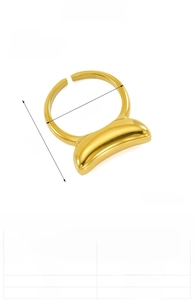 Detailed view of 18K gold plated stainless steel teardrop ring with size specifications
