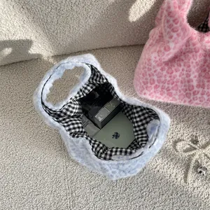 Gros plan de sacs léopard en peluche avec fausse fourrure douce et doublure à carreaux