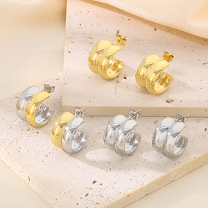 Boucles d'oreilles créoles larges en C dorées, argentées et bicolores sur pierre fine