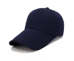 Détail d'une casquette en toile bleu marine avec logo M en métal et visière