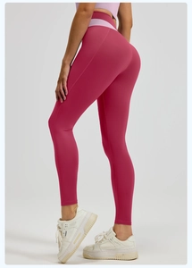 Detalle de mallas de yoga de talle alto en rosa oscuro con cintura moldeadora