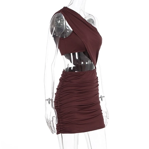 Détail d'une robe asymétrique bordeaux froncée avec découpe à la taille et coupe slim