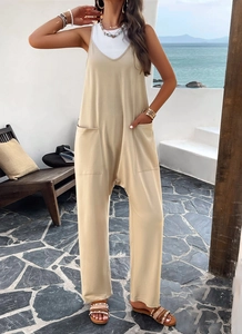 Détail d'une combinaison beige sans manches à col en V avec poches de style vacances