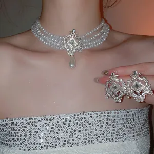 Parure collier ras de cou perles à quatre rangs et boucles d'oreilles en strass