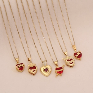 Colliers en acier inoxydable doré avec pendentifs cœur rouge et détails de flammes