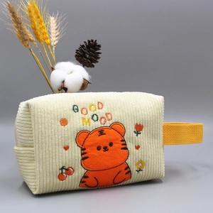Detail der gelben Cordtasche mit orangefarbenem Tiger-Stick und GOOD MOOD-Text