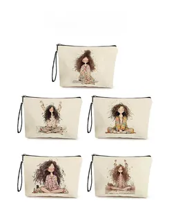 Cinq trousses de maquillage en toile avec diverses illustrations de filles et dragonnes