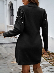 Robe longue en tricot noir élégante avec col roulé et détails de perles aux manches
