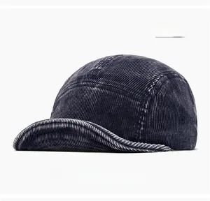 Detail der dunkelblauen Cord-Cap mit 5 Paneelen, Vintage-Waschung und kurzem Schirm