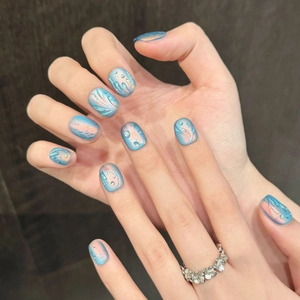 Faux ongles œil-de-chat bleu aurora avec gouttes d'eau 3D et reflets irisés magiques