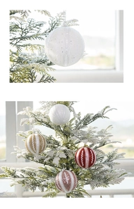 Detail von 8cm glitzernden Weihnachtskugeln mit Streifenmuster an einem Tannenbaum