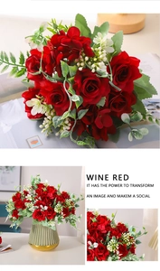 Detalle de ramo de rosas artificiales rojo vino con flores blancas y hojas en florero