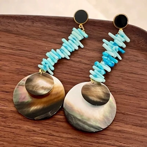 Détail de boucles d'oreilles vintage avec pierres turquoise et nacre d'abalone
