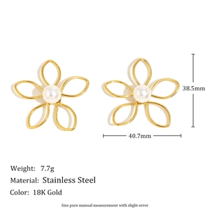 Boucles d'oreilles fleurs vintage en acier inoxydable doré 18 carats avec perles blanches