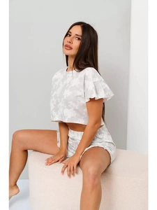 Dettagli del set da casa tie-dye grigio con crop top e pantaloncini elasticizzati