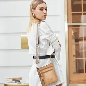 Borsa a tracolla in pelle marrone con doppia zip frontale e tracolla etnica in tessuto