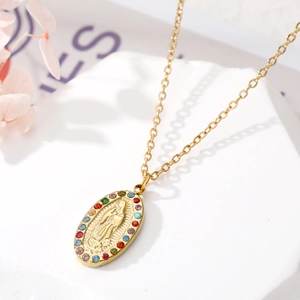 Gros plan d'un pendentif Marie doré avec strass multicolores sur socle géométrique
