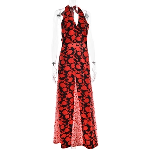 Détail d'une robe à imprimé rose rouge avec licou et décolleté en V profond