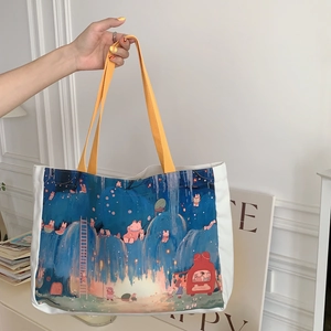 Détail d'un sac cabas en toile pour femme avec imprimé lapin mignon et anses jaune vif