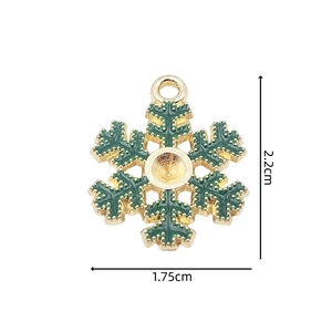 Green enamel snowflake charm in gold finish with 2.2cm height and 1.75cm width scale